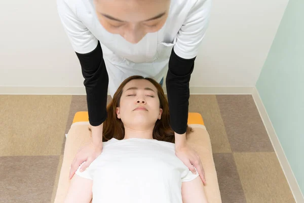 Azjatycka Kobieta Praktykująca Masaż Ramion Szyi Pacjentki — Zdjęcie stockowe