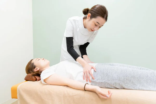 Asiatico Femmina Praticante Massaggio Vita Palvis Femmina Paziente — Foto Stock