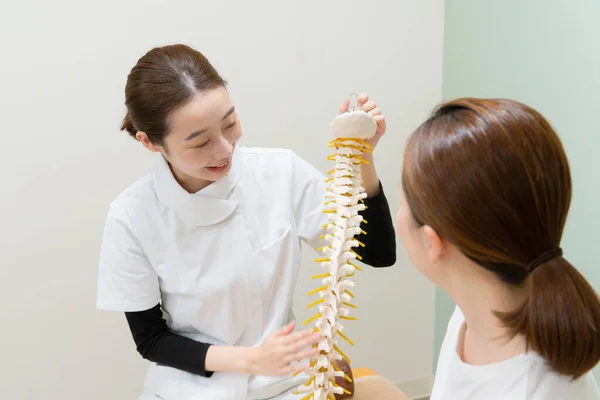 Asiatische Ärztin Hört Sich Symptom Einer Patientin Und Erklärt Behandlungsmethode — Stockfoto