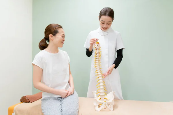 Asiatische Ärztin Hört Sich Symptom Einer Patientin Und Erklärt Behandlungsmethode — Stockfoto