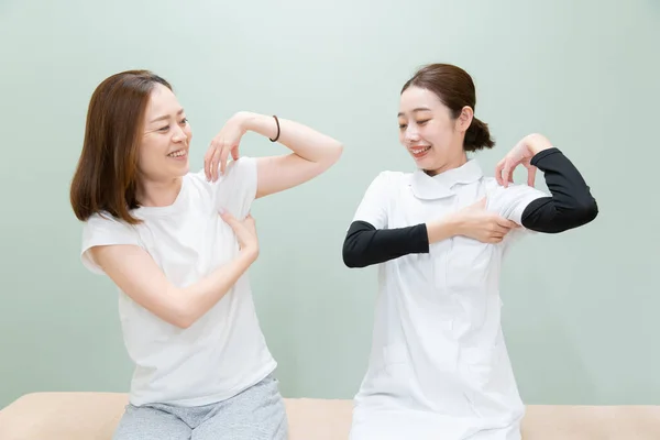 Asiatin Massiert Schultern Und Hals Einer Patientin — Stockfoto