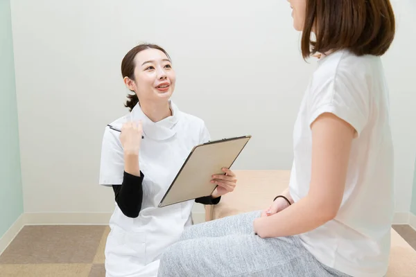 Aziatische Vrouwelijke Beoefenaar Luisteren Naar Symptoom Vrouwelijke Patiënt Uitleggen Behandelmethode — Stockfoto