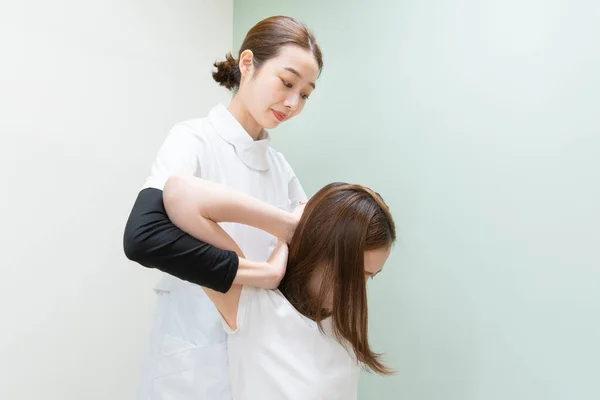 Asiática Praticante Massageando Ombros Pescoço Paciente Sexo Feminino — Fotografia de Stock