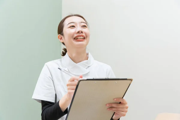 Asiatische Ärztin Hört Sich Symptom Einer Patientin Und Erklärt Behandlungsmethode — Stockfoto