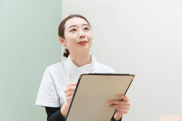 Азиатская Женщина Практикующая Слушает Симптом Пациентки Объясняет Метод Лечения — стоковое фото