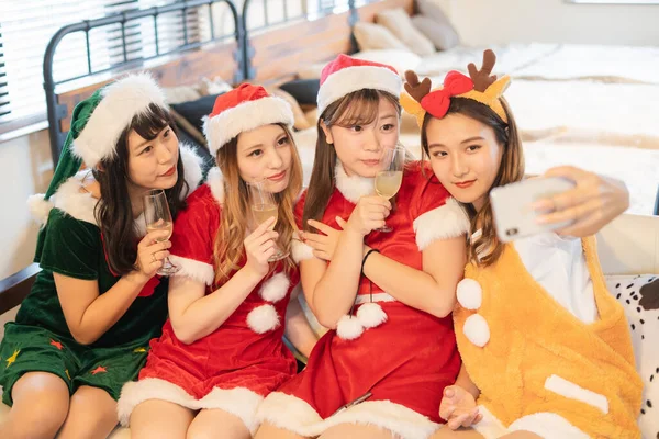 アジアの若い女性がクリスマスの衣装を着てパーティーを開く — ストック写真