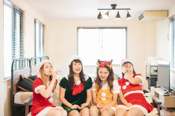 Azjatyckie Młode Kobiety Ubrane Świąteczne Kostiumy Mające Imprezę — Zdjęcie stockowe
