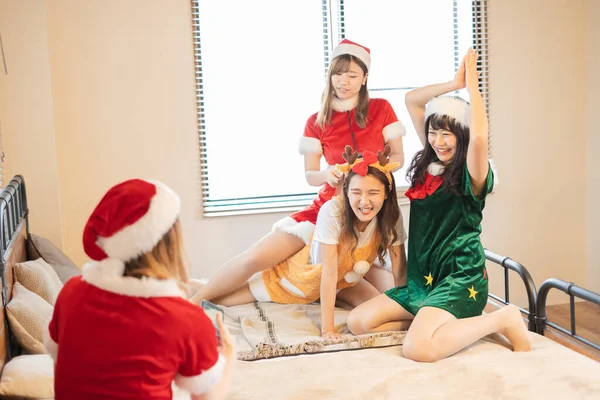 Asiatiques Jeunes Femmes Portant Des Costumes Noël Avoir Une Fête — Photo