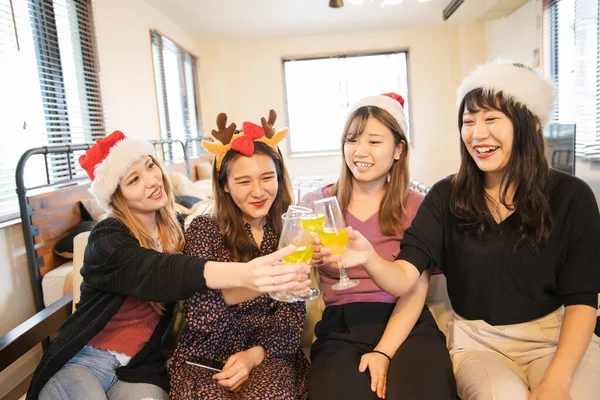Asiatiska Unga Kvinnor Som Bär Juldräkter Och Har Fest — Stockfoto