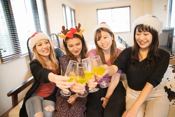 Asiatiska Unga Kvinnor Som Bär Juldräkter Och Har Fest — Stockfoto