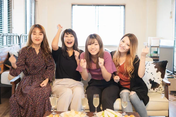 Dört Asyalı Genç Kadın Televizyon Seyrediyor Tezahürat Yapıyor — Stok fotoğraf