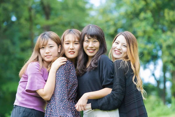 Quatro Mulheres Jovens Asiáticas Japonesas Que Sorriem Encaixam Fotos Comemorativas — Fotografia de Stock