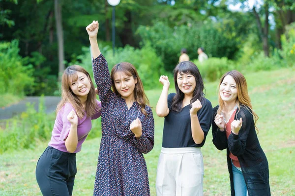 Parkta Ele Tutuşup Tezahürat Yapan Dört Asyalı Genç Kadın — Stok fotoğraf