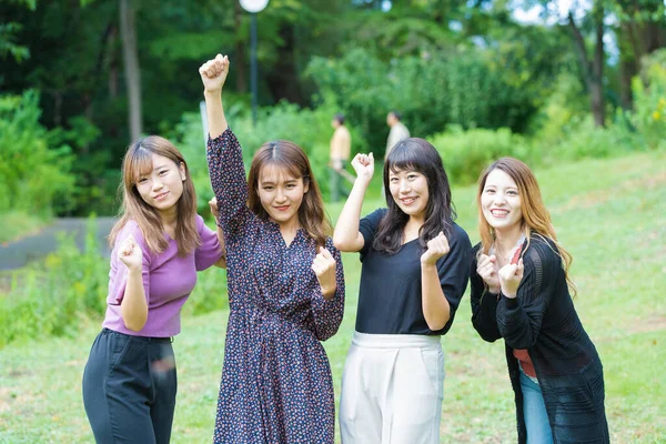 Vier Junge Asiatische Frauen Halten Händchen Und Jubeln Park — Stockfoto