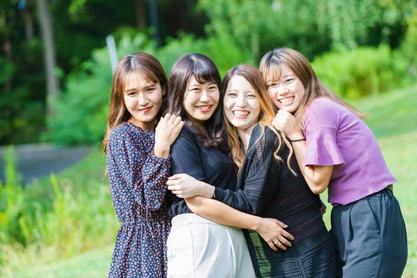 Gülümseyen Hatıra Fotoğraflarına Sığan Dört Asyalı Japon Genç Kadın — Stok fotoğraf