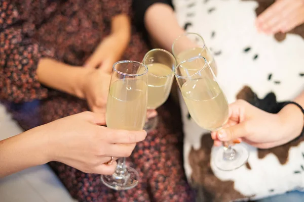 屋内パーティーでシャンパングラスで乾杯する4人のアジアの若い女性 — ストック写真