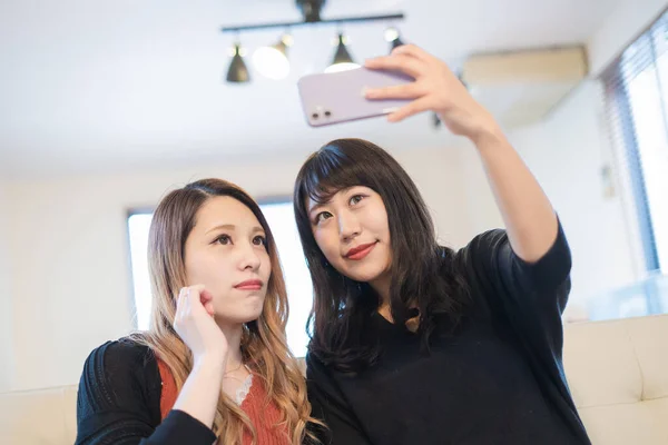 Asiático Japonés Las Mujeres Jóvenes Tomando Selfies Interior Con Teléfono — Foto de Stock