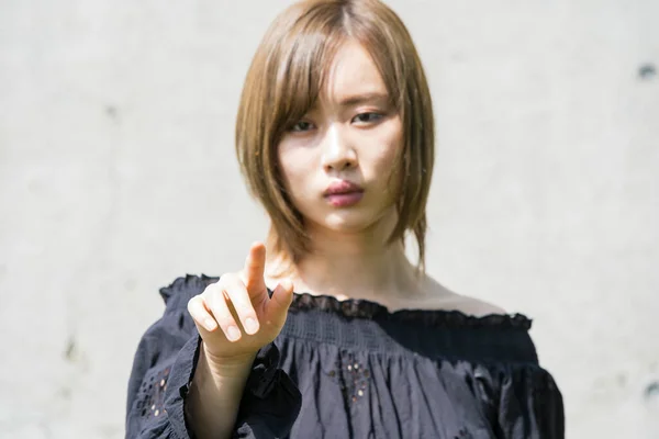 Asyalı Genç Bir Kadın Işaret Parmağını Göğsünün Önüne Koyuyor — Stok fotoğraf