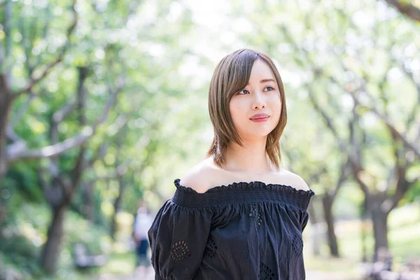 Asiática Joven Mujer Caminando Parque Con Look Relajado — Foto de Stock