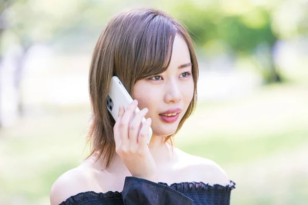 Asiático Jovem Mulher Fazendo Uma Chamada Livre Usando Smartphone — Fotografia de Stock