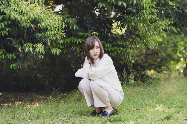 Asiática Joven Mujer Caminando Parque Con Look Relajado — Foto de Stock