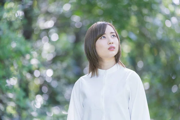 Asiatique Jeune Femme Marche Dans Parc Avec Regard Détendu — Photo