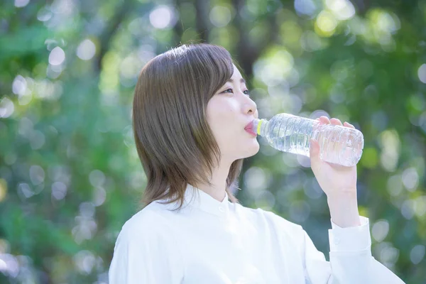 Asiático Jovem Mulher Beber Água Uma Garrafa Plástico Transparente Livre — Fotografia de Stock
