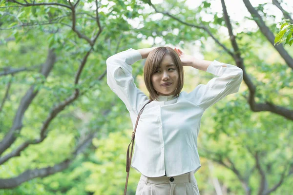 Asiática Jovem Mulher Andando Parque Com Olhar Relaxado — Fotografia de Stock
