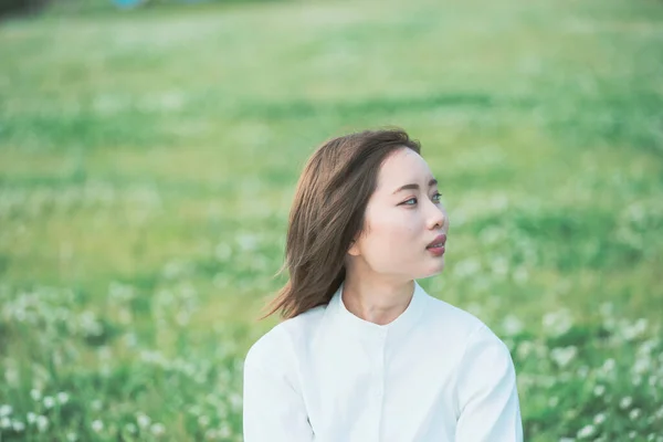 Asiática Jovem Mulher Mostrando Uma Expressão Relaxada Prado — Fotografia de Stock