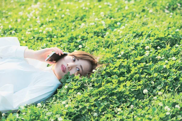 Asian Young Woman Making Call Outdoors Using Smartphone — Stock Photo, Image