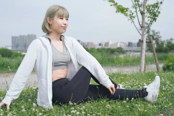 Asian Young Woman Doing Stretching Exercise Urban Green Space — Stock Photo, Image