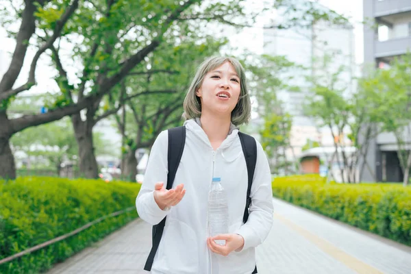 Asiatische Junge Frau Beim Sport Städtischen Grünraum — Stockfoto