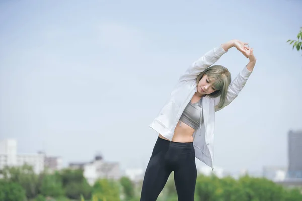 Asiatisk Ung Kvinna Gör Stretching Motion Urban Grönområde — Stockfoto