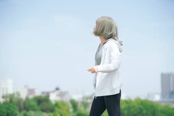 Азиатская Молодая Женщина Делает Упражнения Растяжку Городской Зеленой Зоне — стоковое фото