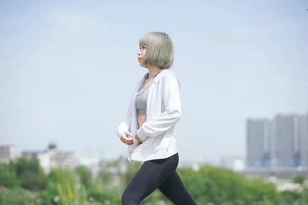 Asiática Joven Mujer Haciendo Estiramiento Ejercicio Urbano Verde Espacio — Foto de Stock