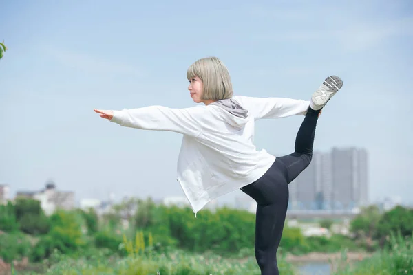 Asiatisk Ung Kvinna Gör Stretching Motion Urban Grönområde — Stockfoto