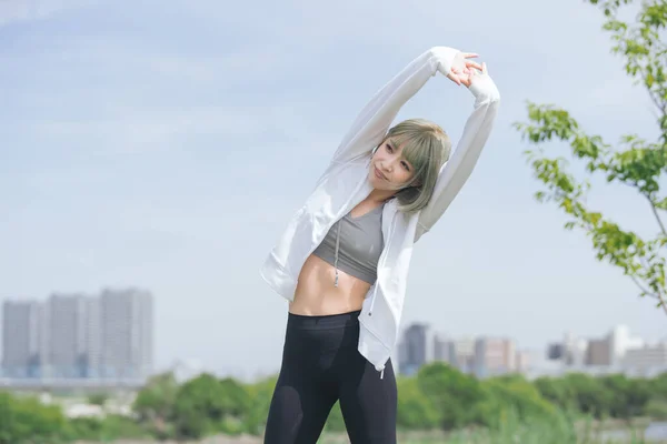 Asiatische Junge Frau Bei Stretching Übungen Städtischen Grünraum — Stockfoto