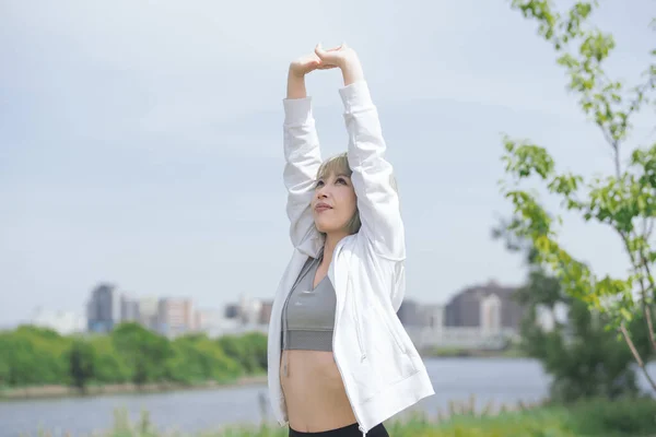 Asiatique Jeune Femme Faire Des Exercices Étirement Dans Espace Vert — Photo