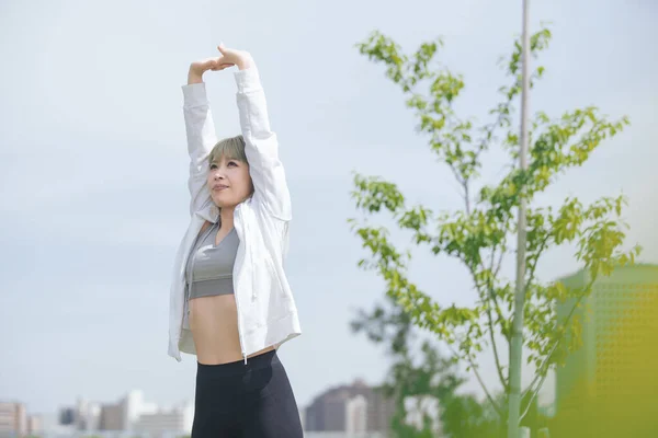 Asiatique Jeune Femme Faire Des Exercices Étirement Dans Espace Vert — Photo