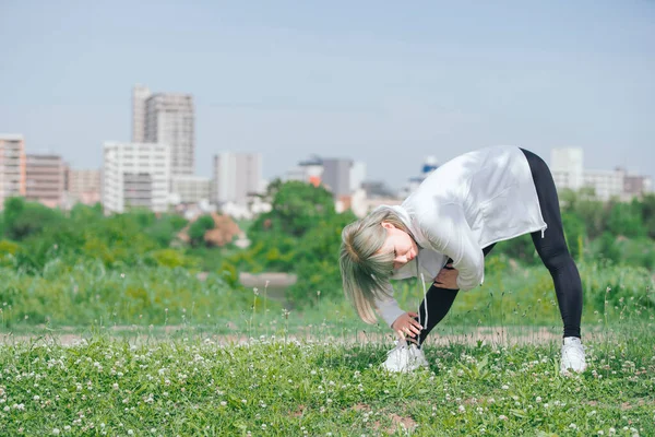 Asijské Mladá Žena Dělá Strečink Cvičení Městském Zeleném Prostoru — Stock fotografie