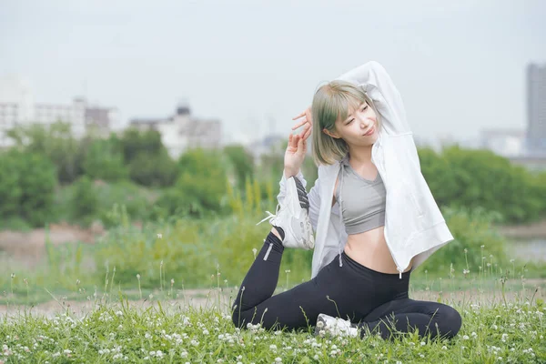 Asian Young Woman Doing Stretching Exercise Urban Green Space — Stock Photo, Image
