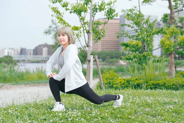 Asiatische Junge Frau Bei Stretching Übungen Städtischen Grünraum — Stockfoto
