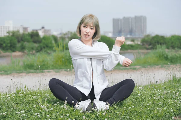 Aziatische Jonge Vrouw Doen Stretching Oefening Stedelijke Groene Ruimte — Stockfoto