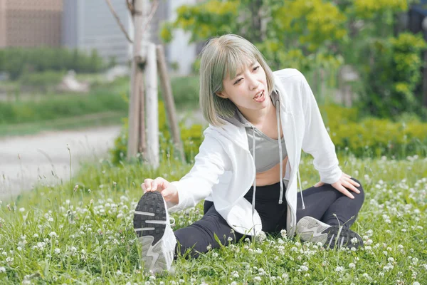 Asyalı Genç Kadın Yeşil Alanda Esneme Egzersizi Yapıyor — Stok fotoğraf