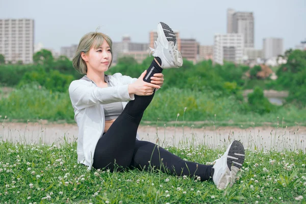 Asijské Mladá Žena Dělá Strečink Cvičení Městském Zeleném Prostoru — Stock fotografie