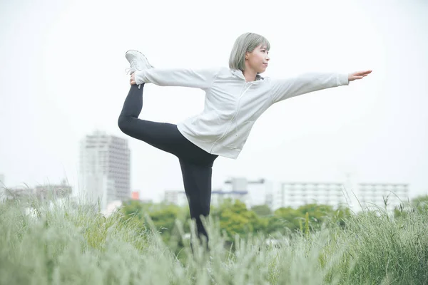 Asiatisk Ung Kvinna Gör Stretching Motion Urban Grönområde — Stockfoto