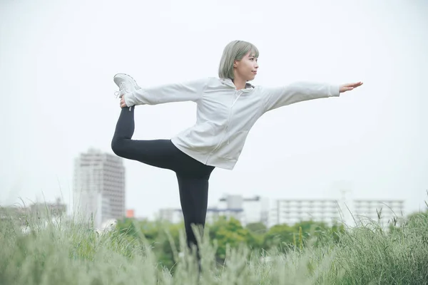 Asiatisk Ung Kvinna Gör Stretching Motion Urban Grönområde — Stockfoto