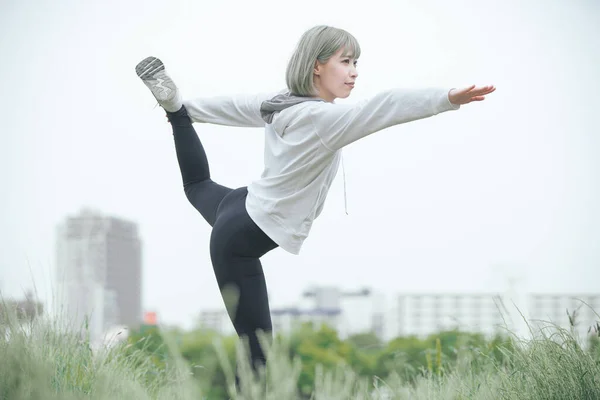Ασιάτισσα Νεαρή Γυναίκα Κάνει Διατάσεις Άσκηση Αστικό Πράσινο Χώρο — Φωτογραφία Αρχείου