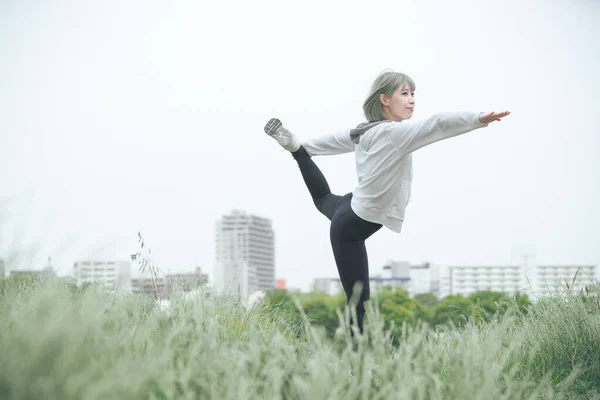 Ασιάτισσα Νεαρή Γυναίκα Κάνει Διατάσεις Άσκηση Αστικό Πράσινο Χώρο — Φωτογραφία Αρχείου