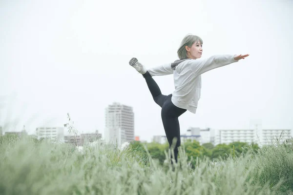 Asiática Joven Mujer Haciendo Estiramiento Ejercicio Urbano Verde Espacio —  Fotos de Stock